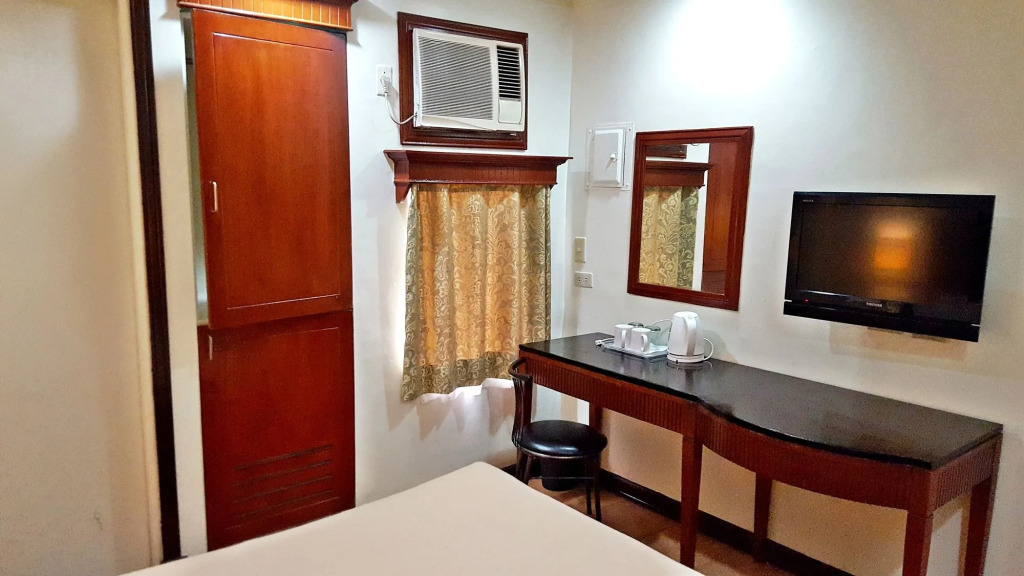 Royale Parc Inn & Suites