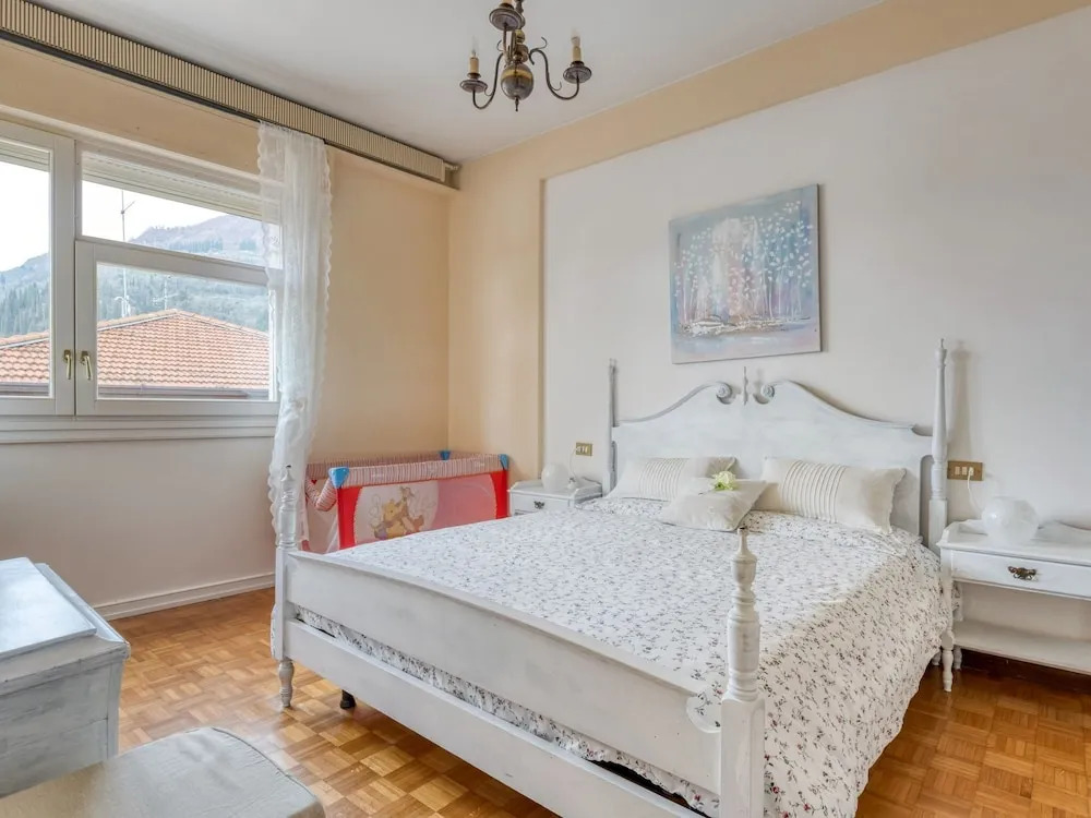 Snug Holiday Home in Salò With Balcony