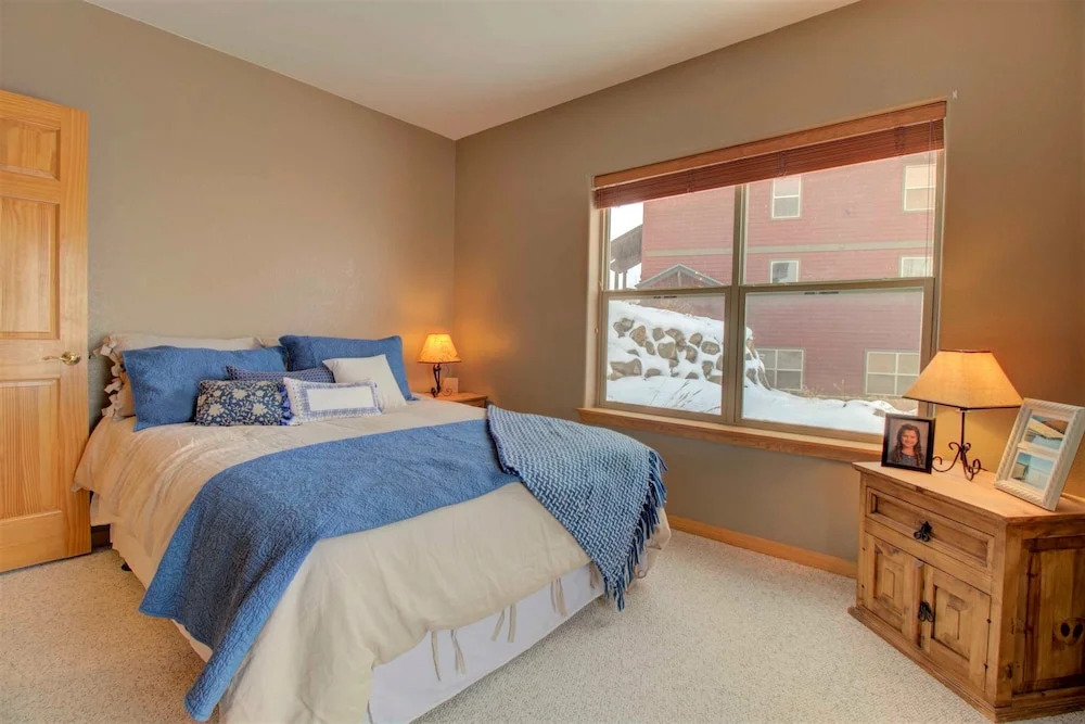 97A Exceptional Views, 4 BR, Central Location