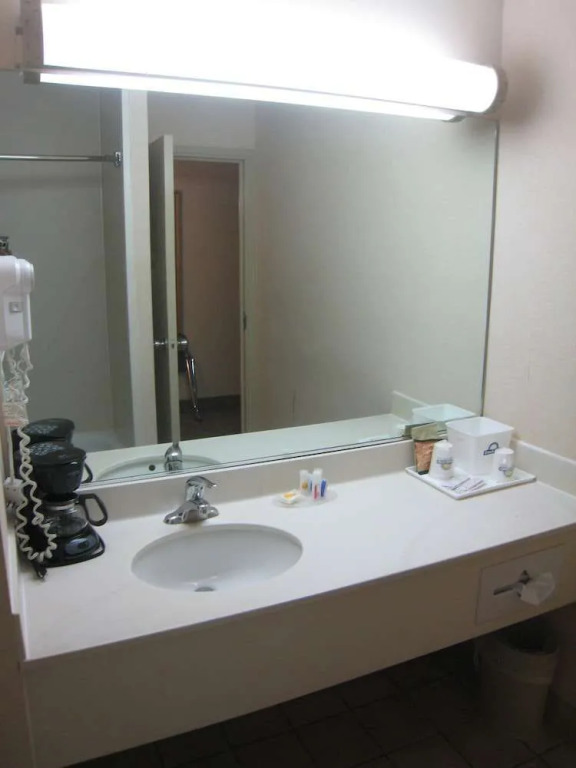 Holiday Inn Hotel And Suites