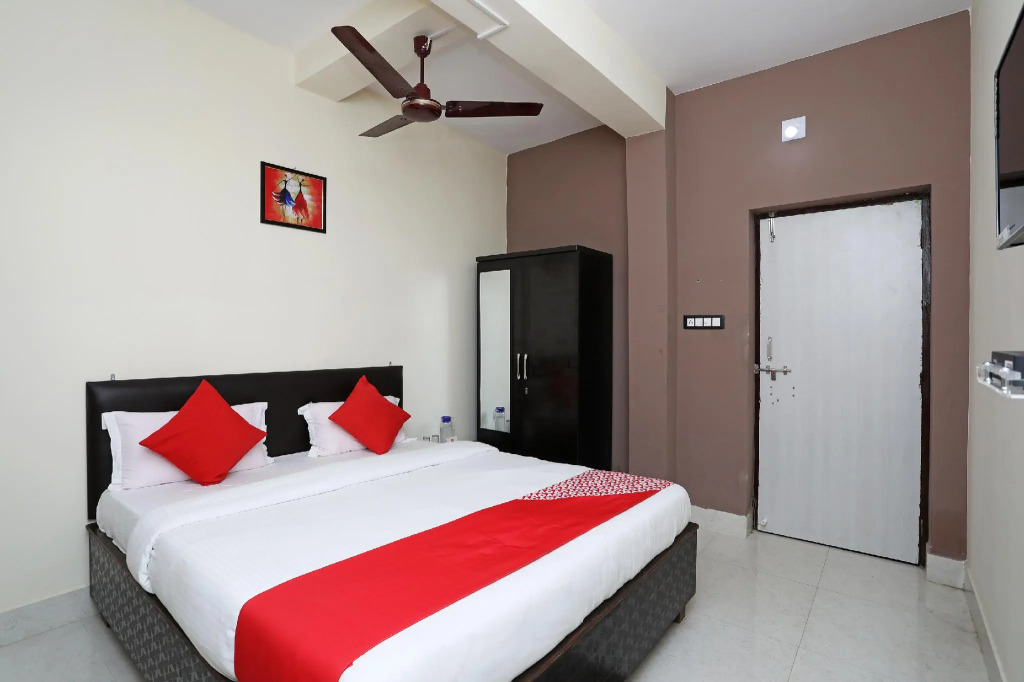 OYO 14505 Regal Stays