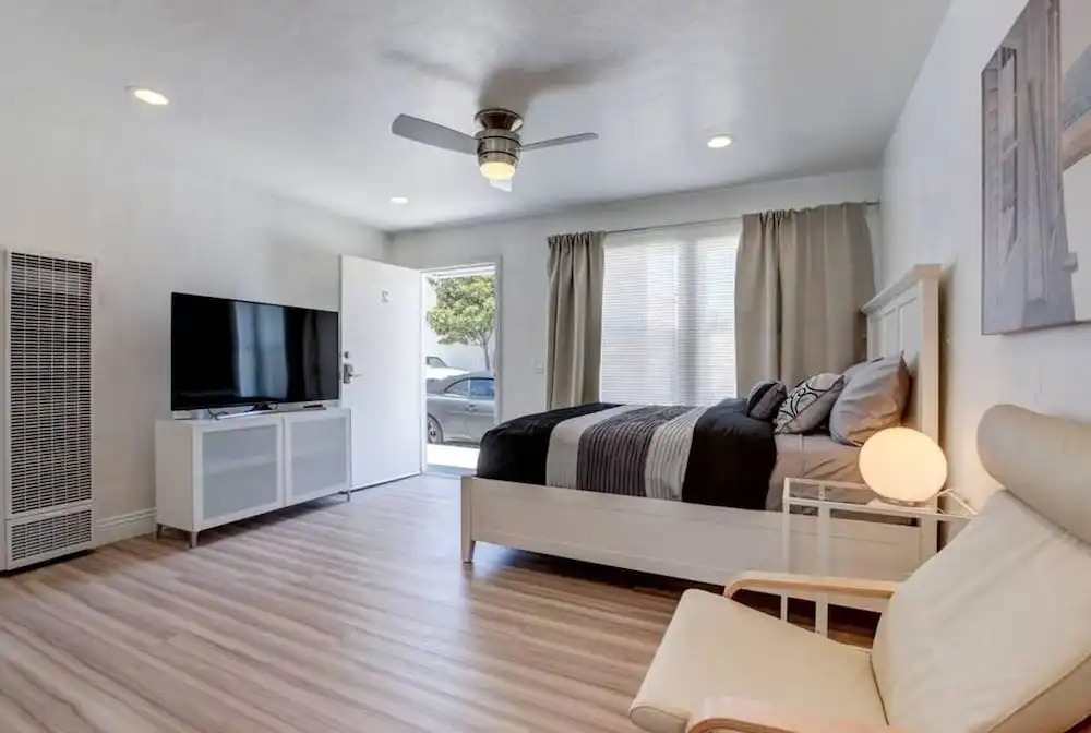 B3 Large Contemporary Studio Steps From Beach With AC