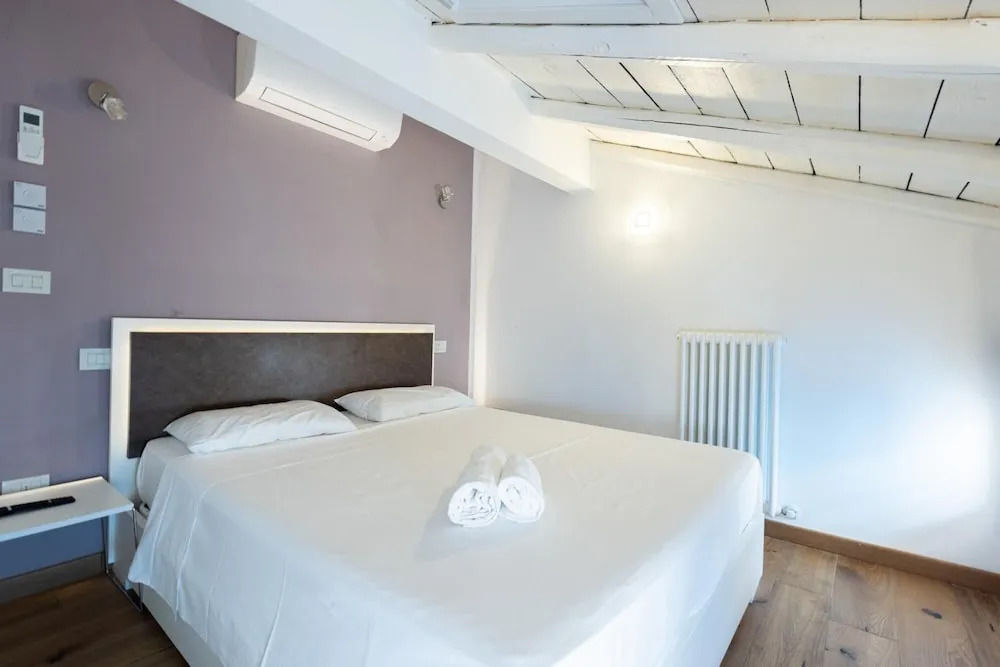 Asinelli in Bologna with 1 bedrooms and 1 bathrooms
