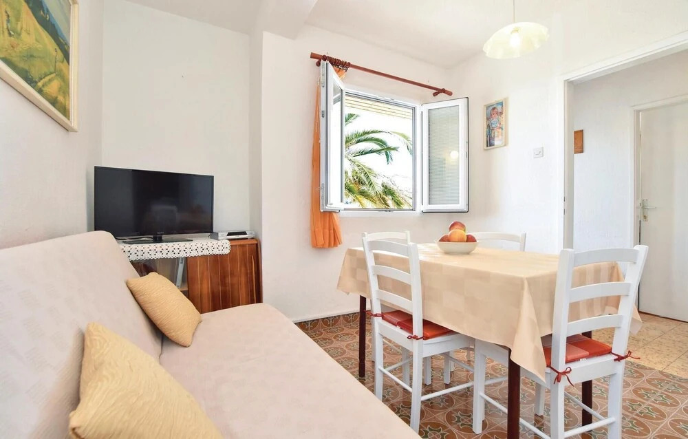 Amazing Home in Stari Grad With Wifi and 2 Bedrooms