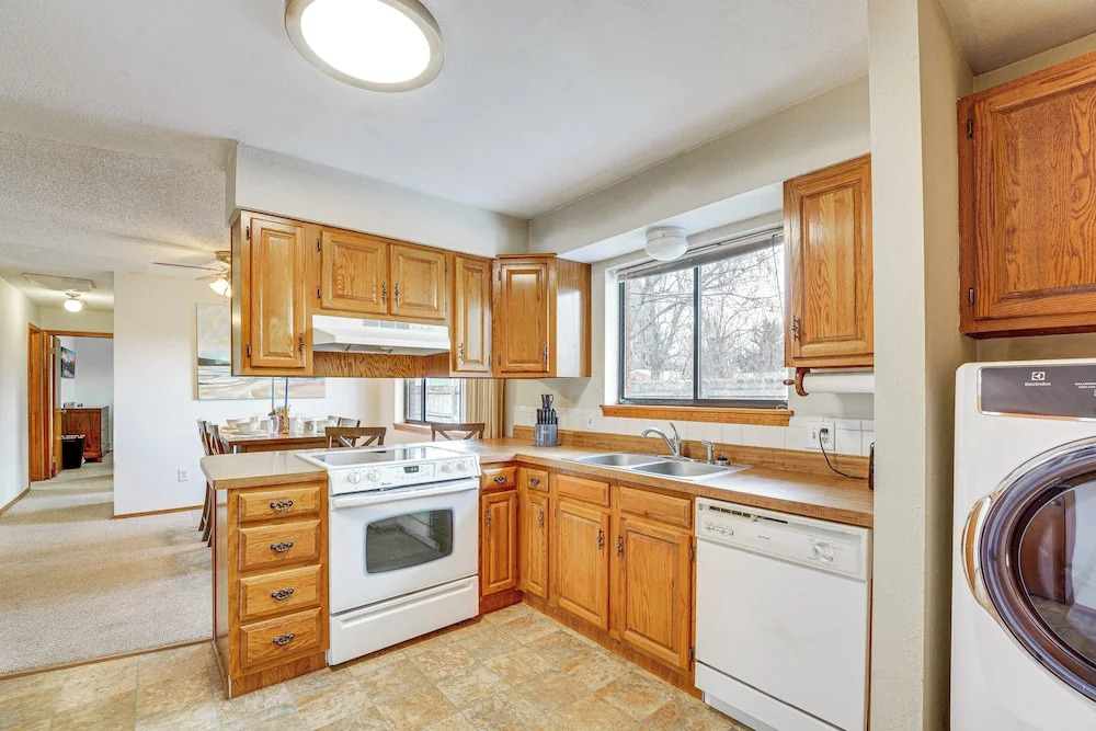 Downtown Delta Condo ~ 34 Mi to Black Canyon!