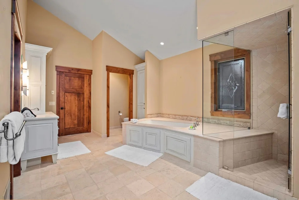 2430 Deer Valley Getaway! Peaceful Home Minutes From Deer Valley With Private Hot Tub! 4 Bedroom Home by RedAwning
