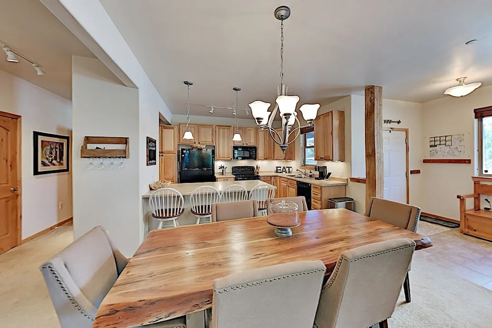 All-suite Main Street : Pool, Hot Tub & Gym 2 Bedroom Condo