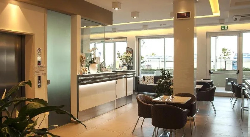 Hotel Augustus- Davanti a noi cè solo il mare
