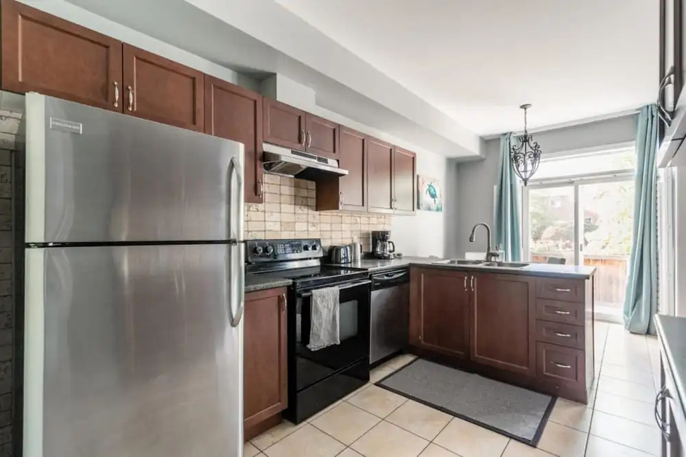 Luxury 3BR 2 5BA Townhome Private HOT TUB GYM BBQ Sauna