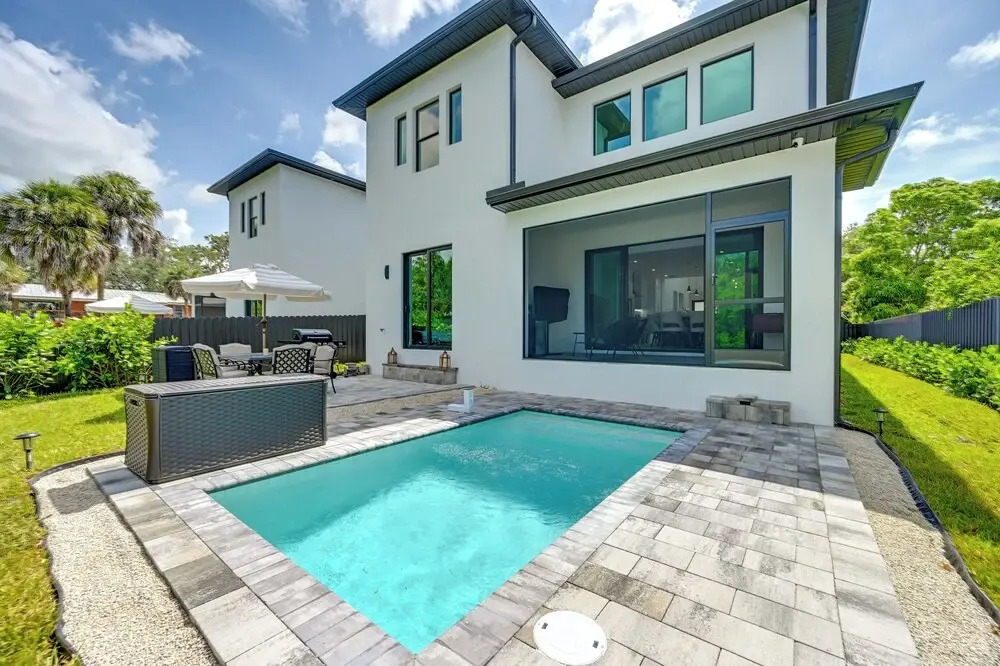 3 Mi to Naples Beach: Chic Group Getaway w/ Pools!