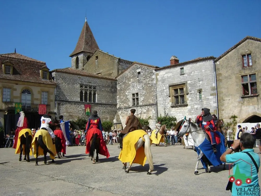 Castle 12th century with private pool close to Agen