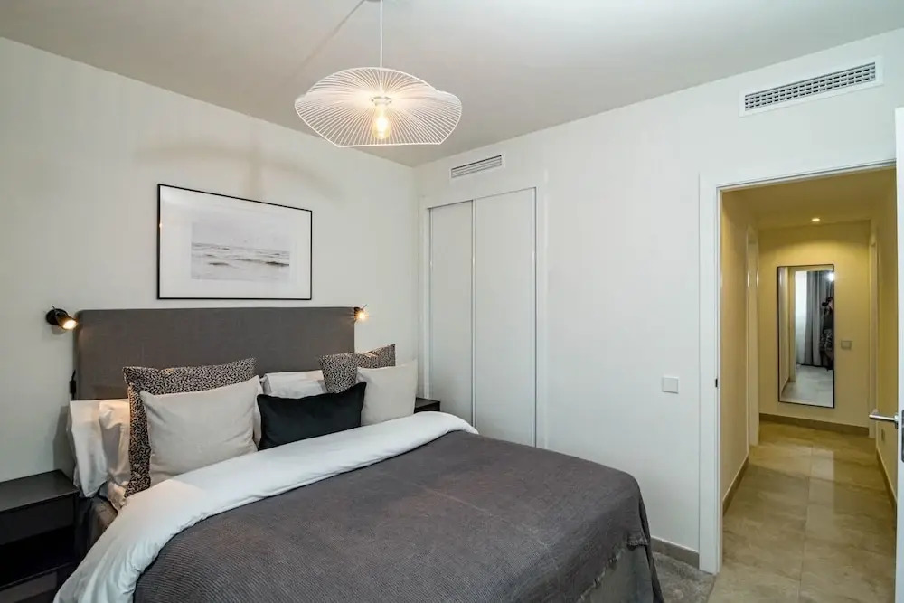 Inf3.3k- Stunning City Apartment Close to Beaches