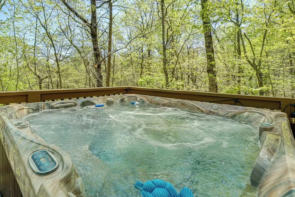 Luxe Helen Gem W/hot Tub + Pool Access