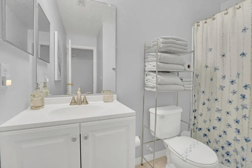 Gorgeous 3 bed Room Townhome Minutes to all the Attractions