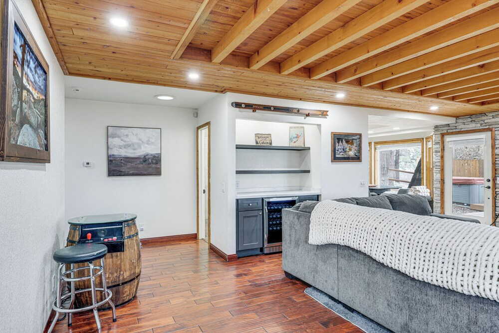 Renovated Moonridge Cabin w/ Hot Tub & Lake Views