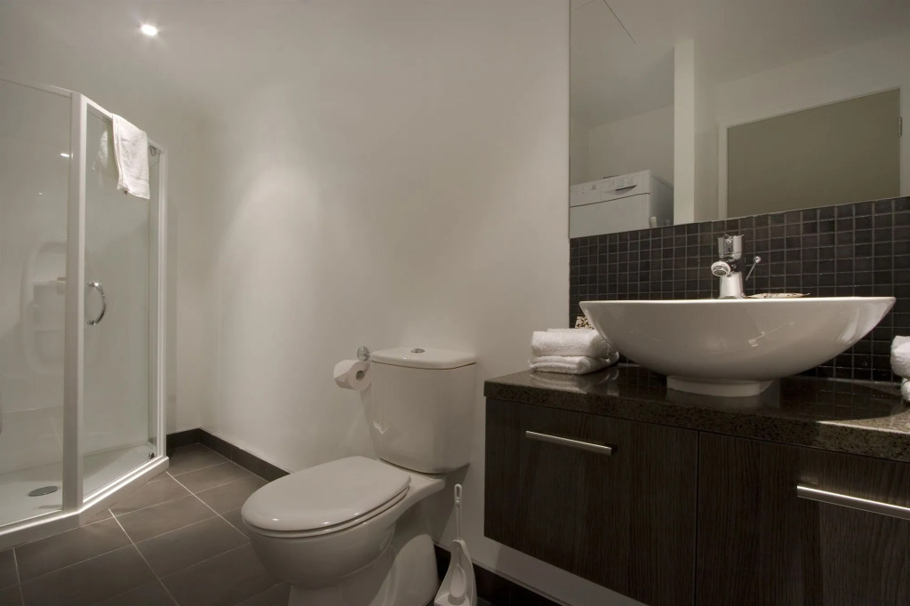 Bianco Off Queen Apartments