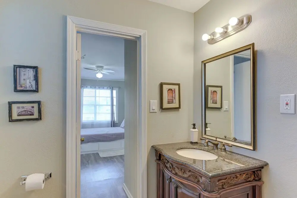 ~ 1 Mi to the Strand: Central Unit in Galveston!