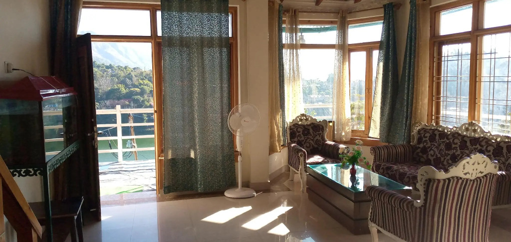 Crystal LakeView Homestay