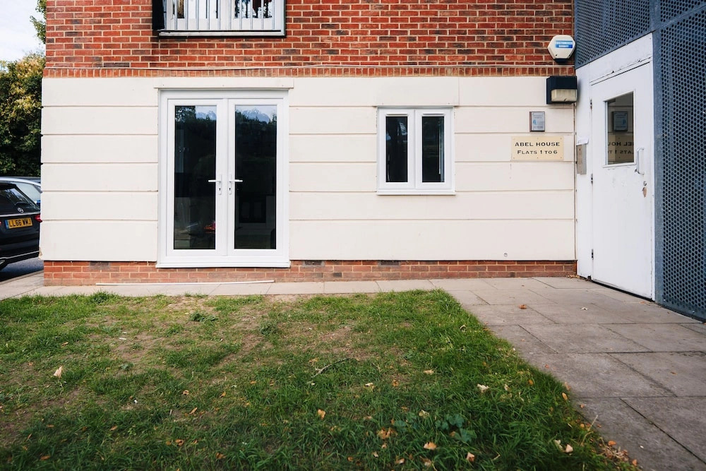 LUX Woolwich Flat 2 Stops to Canary Wharf