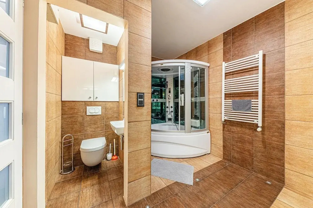 La Dolce Vita –Massage Shower Stay W/ Ac + Balcony