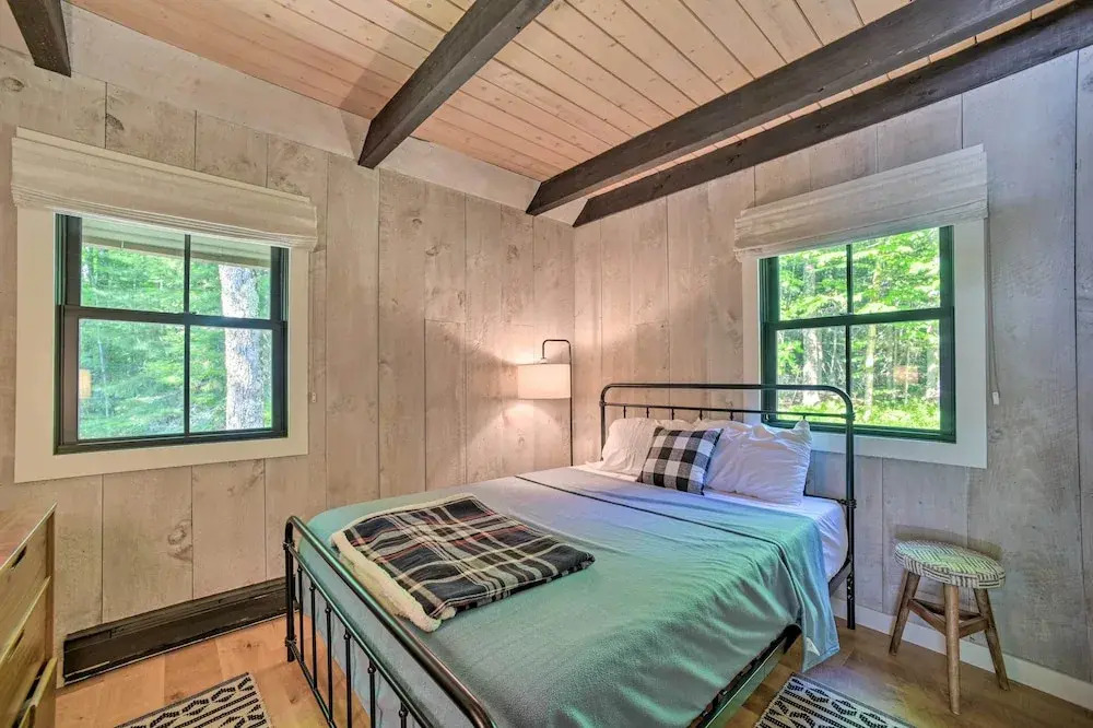 Sleek Cabin w/ Deck, 8 Miles to Mount Snow & Hikes