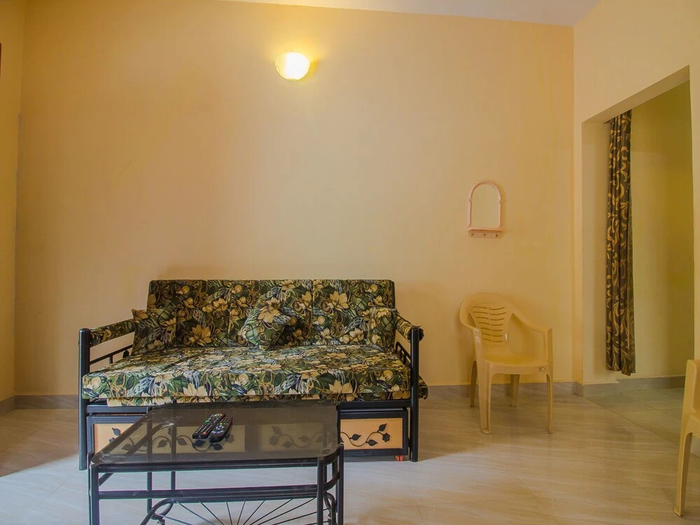OYO 17370 Home Colorful 1BHK Calangute Beach
