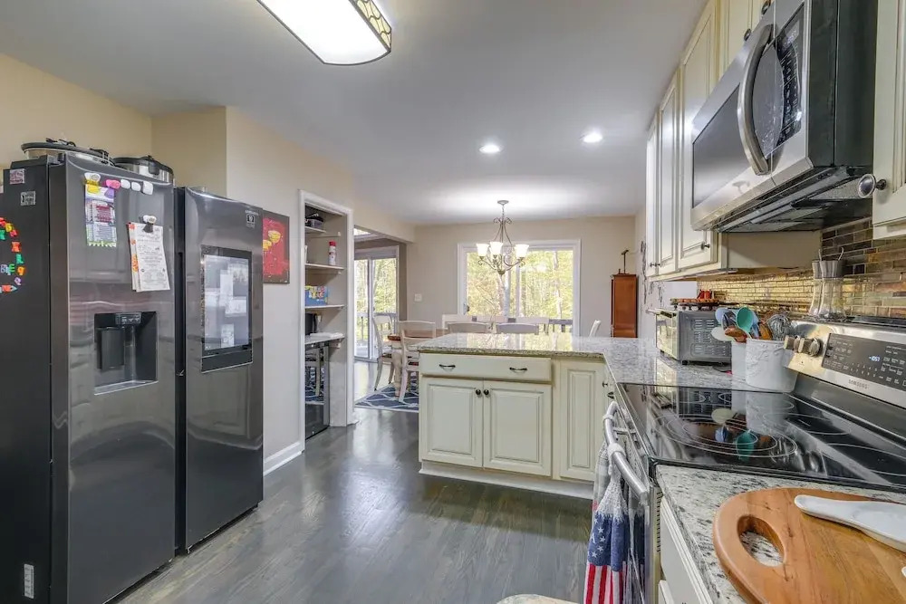 Spacious & Serene Lake Ridge Retreat w/ Game Room!
