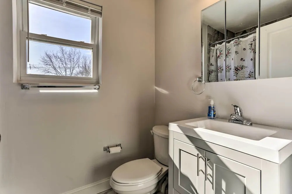 Newark Apartment ~ 5 Mi to Turtle Back Zoo!