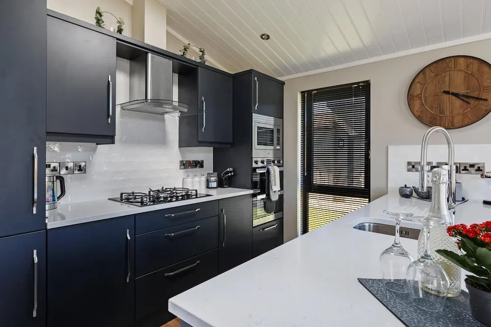 Dewin Bach - Luxury Lodge, Hot Tub, Close to Beach