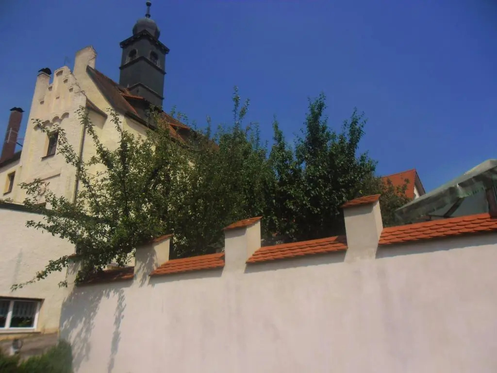 Schloss Weichs zu Regensburg mit 1-2Schlafzimmer Parkplatz Internet 60qm Zentrum