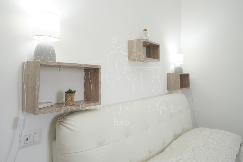 Room in B&B - B&B Balconi Sul Mare Deluxe Room With Hydromassage "madonna Dell'altomare"