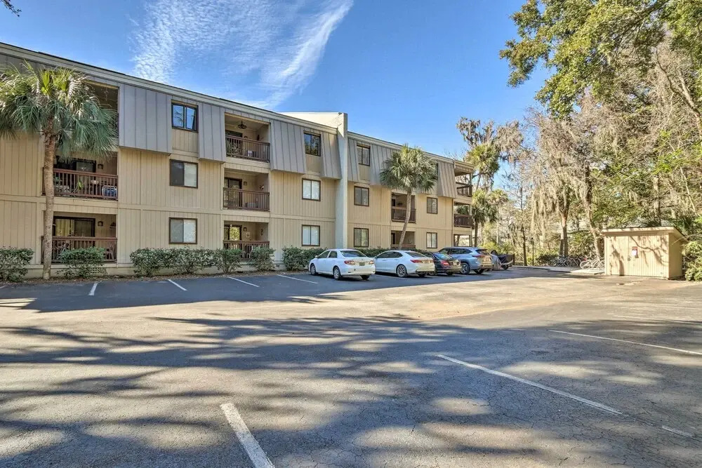 Hilton Head Condo w/ Covered Balcony + Pool Access