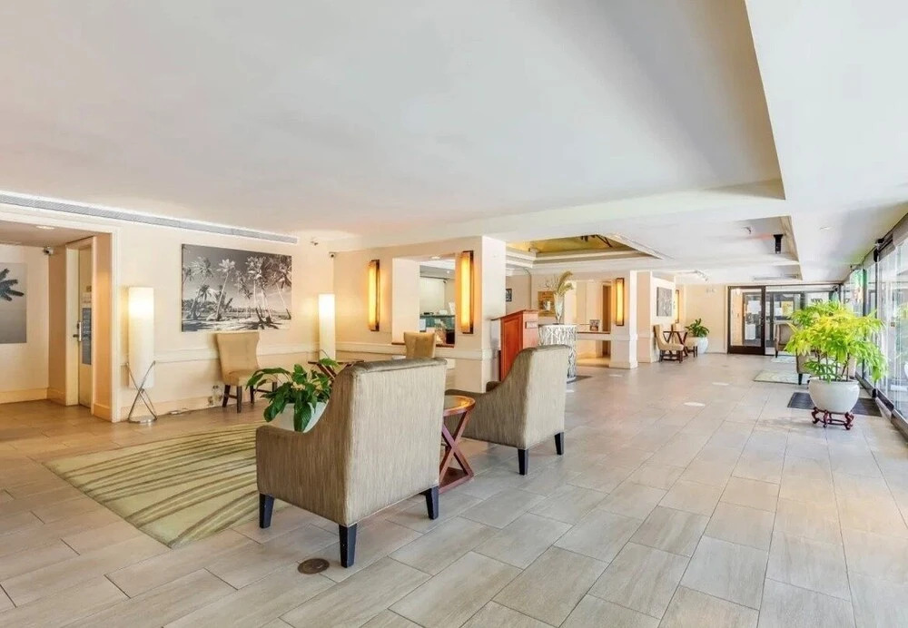 Spacious & Sophisticated Palms Studio Condo by RedAwning, Honolulu