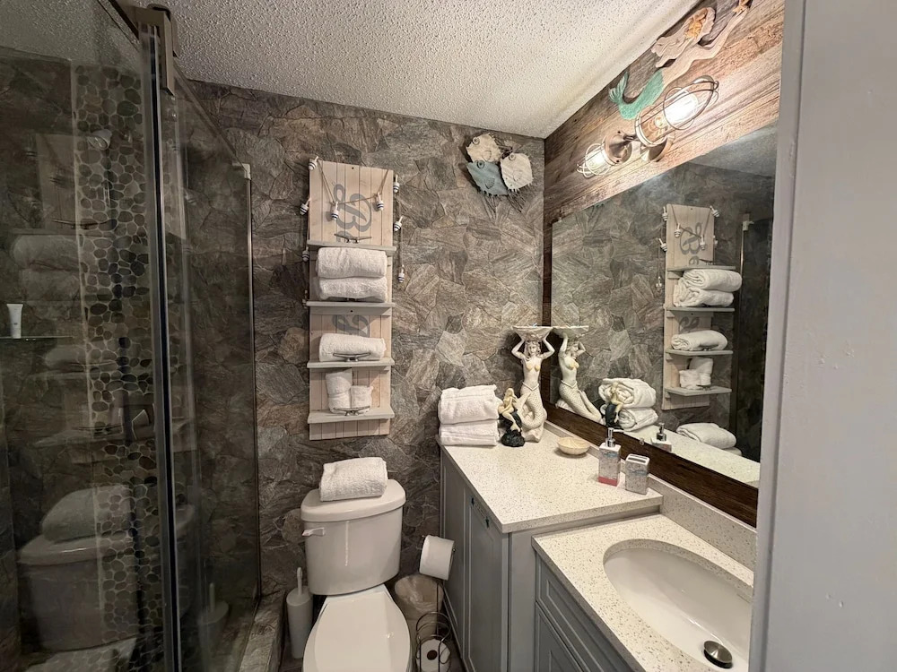 Renovated Beach Front Condo - Top of the Gulf 302