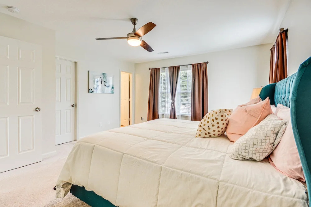 Cozy Greensboro Townhome w/ Community Pool & Grill