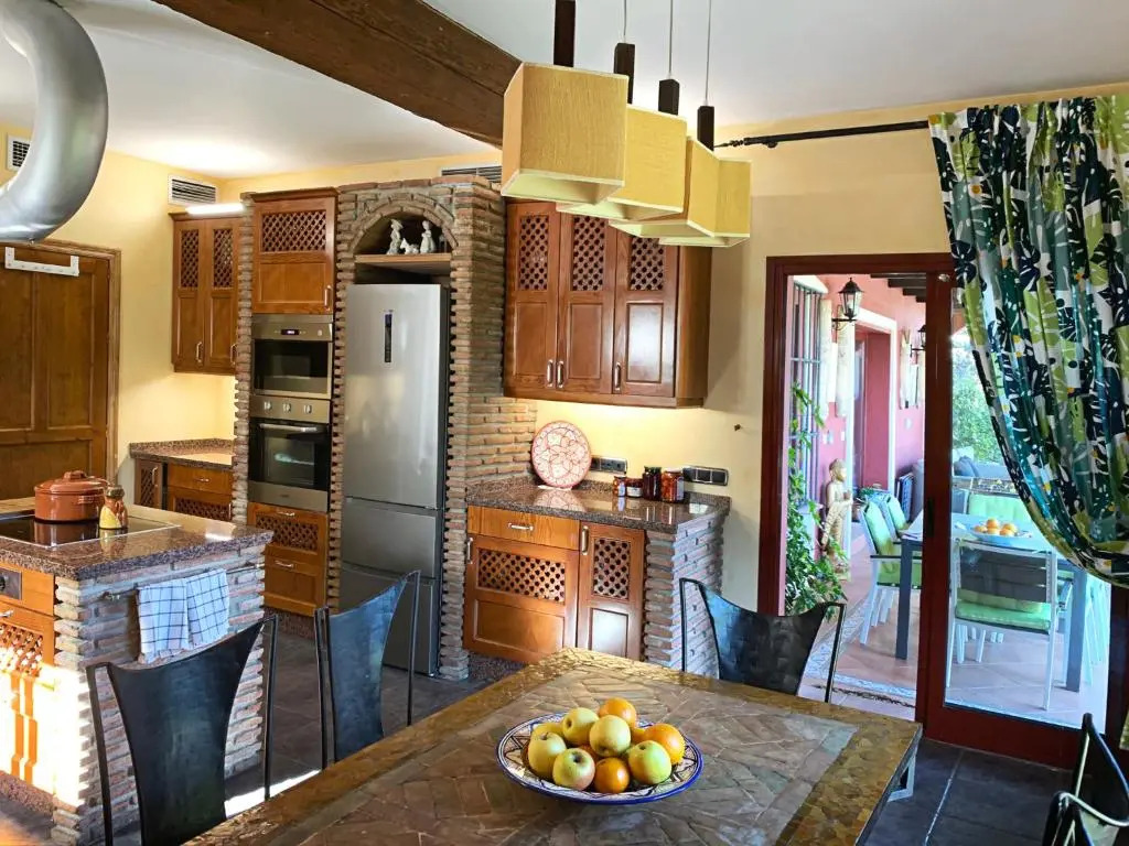 VILLA NABRISA MARBELLA, 5 BEDROOM, PRIVATE POOL, GARDEN, BBQ
