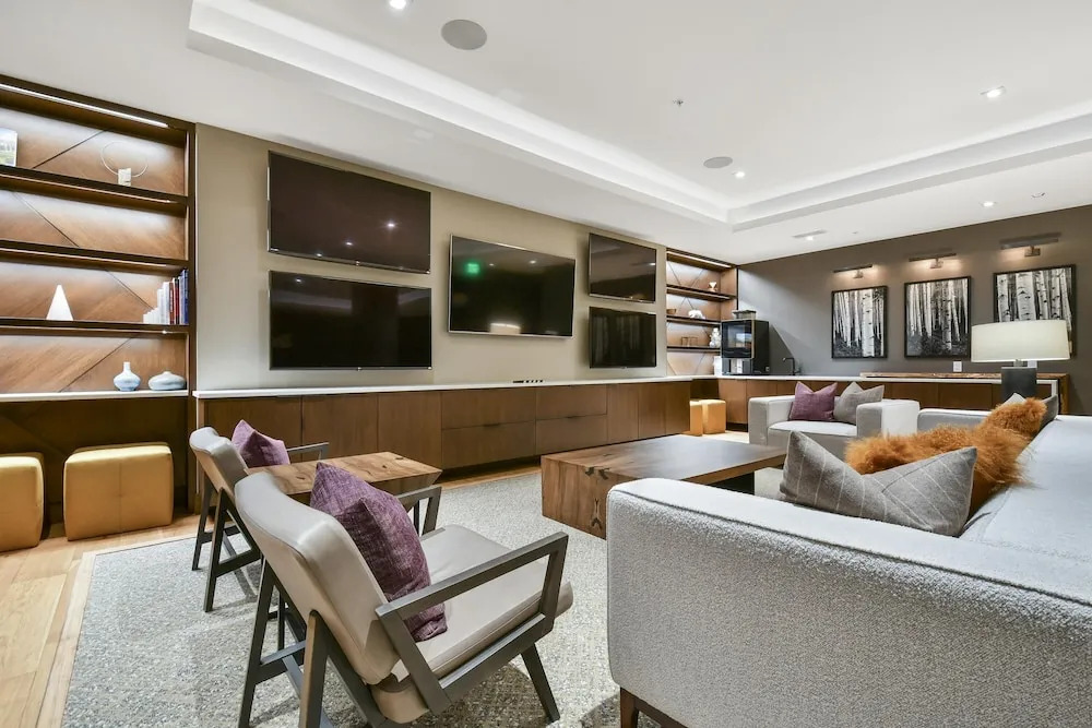 Stunning 4-bdr Penthouse With Rooftop Deck Ski-in out Access Pool hot Tubs 5-star Amenities
