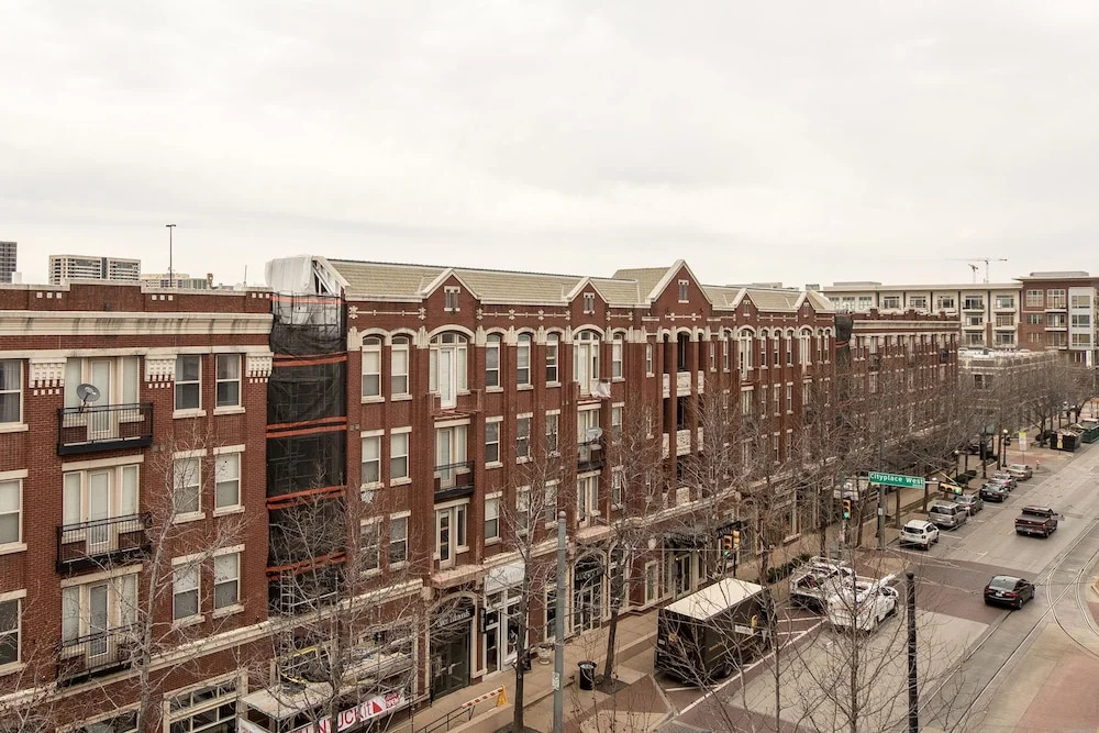 1 BR Uptown Apt close to shopping by Frontdesk