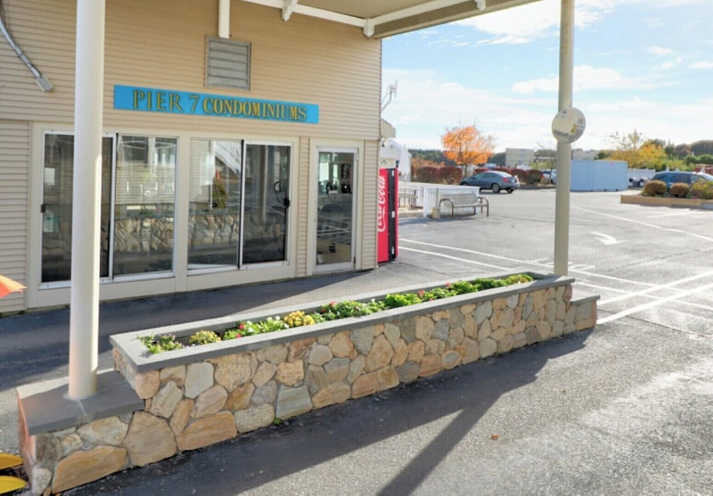 Pier 7 Condominiums
