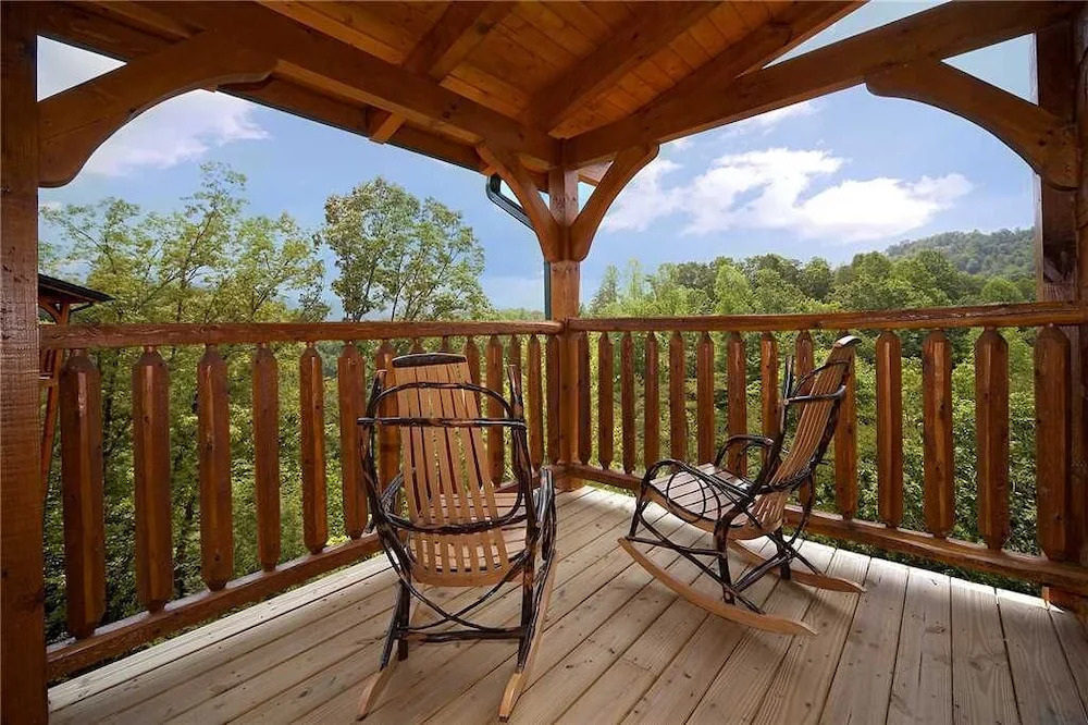 The Great Escape II 5 Bedroom Mountain View Home with Hot Tub
