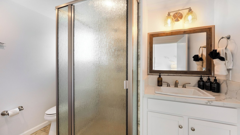 Oceanfront 2BR + Rooftop Deck, & Beach Access Strand Way B