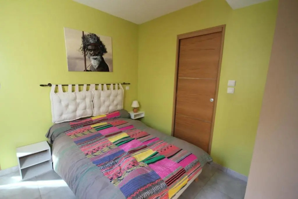 80m de la plage Appartement climatisé plein sud au rdc d'une maison 1 chambre 4 couchages terrasse et cour LXTURBOT7