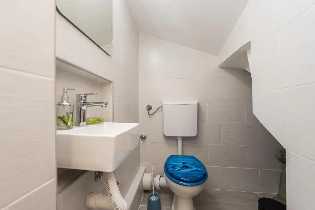 Balen city central house for 8