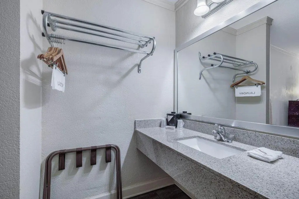 Отель Days Inn by Wyndham Forrest City I-40