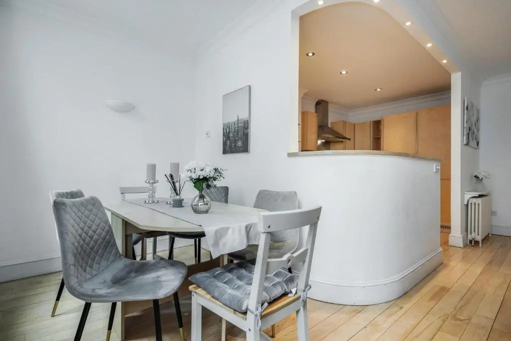 Earl's court 2 Bed Apartment Nevern Square 4