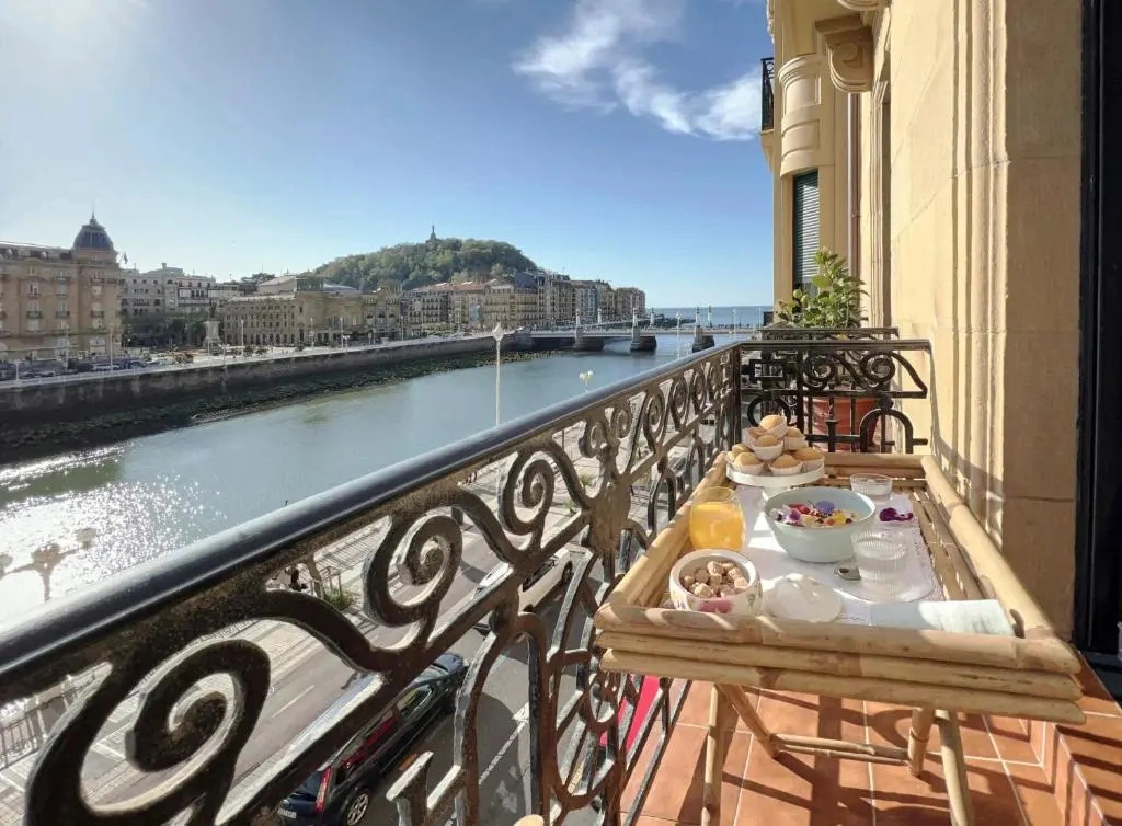 Deluxe Apt-Views to historic Maria Cristina Hotel