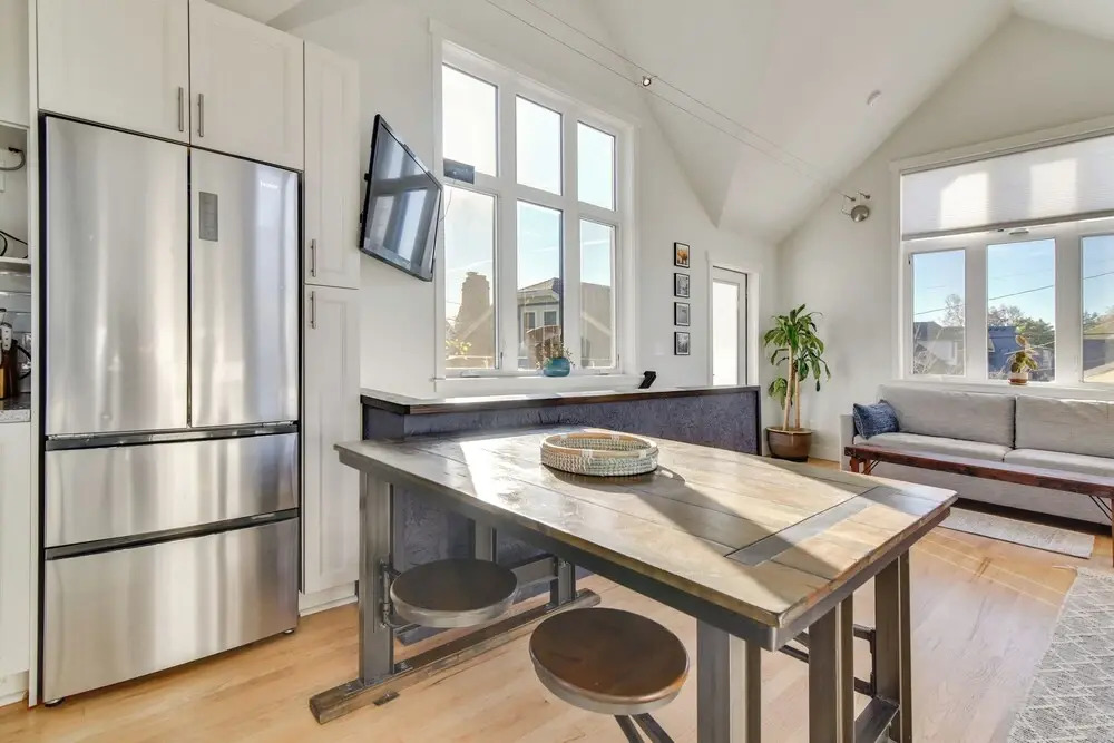 2-story Guesthouse w/ Private Deck in NE PDX