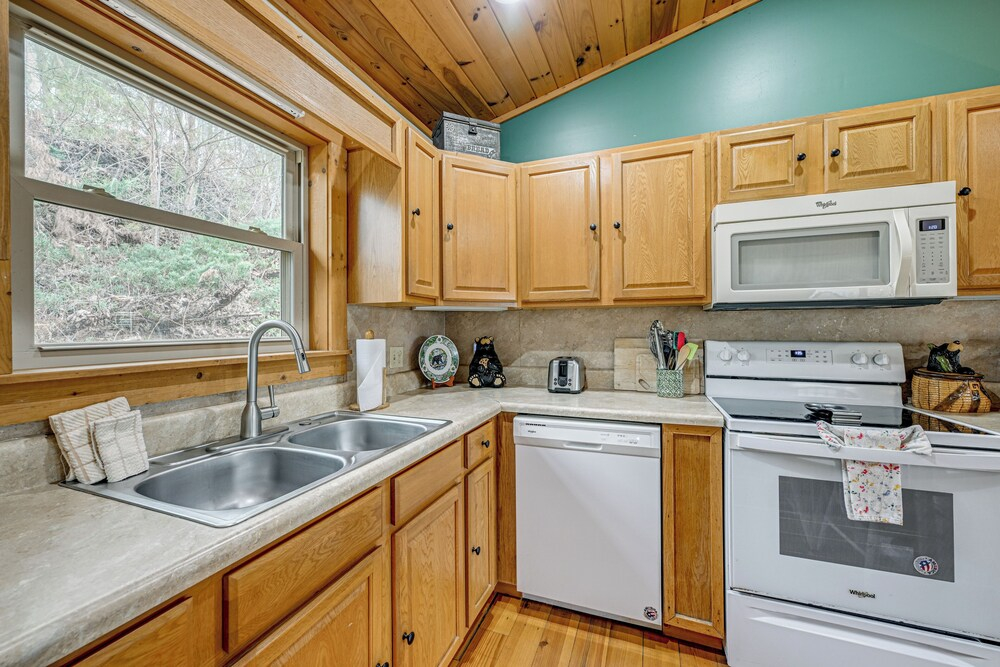 Mtn-view Bryson City Cabin: 1 Mi to Deep Creek