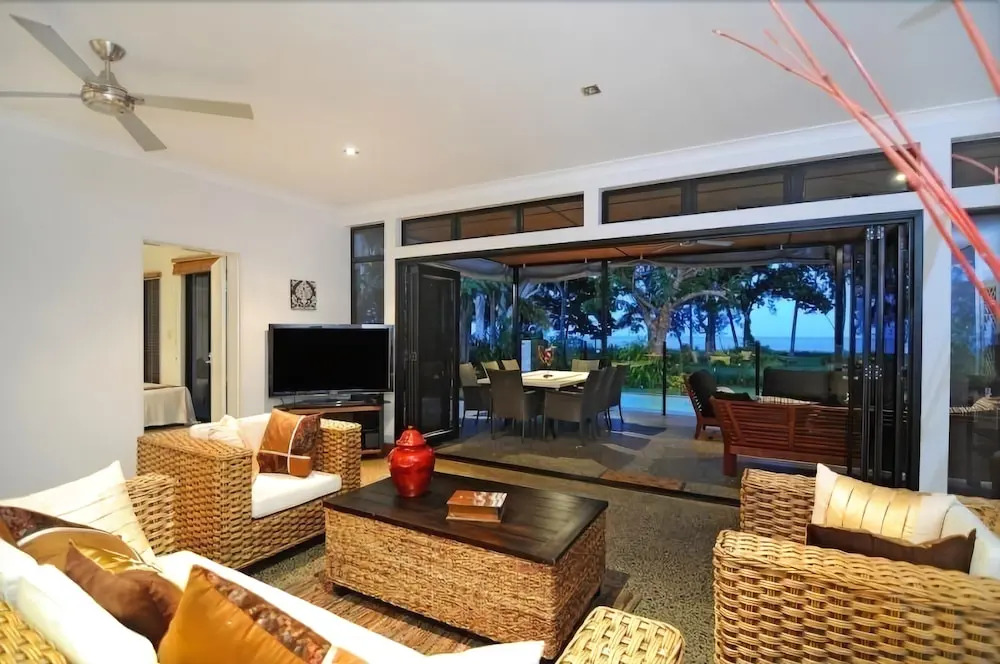 Bramston on the Beach - A Private Poolside Oasis