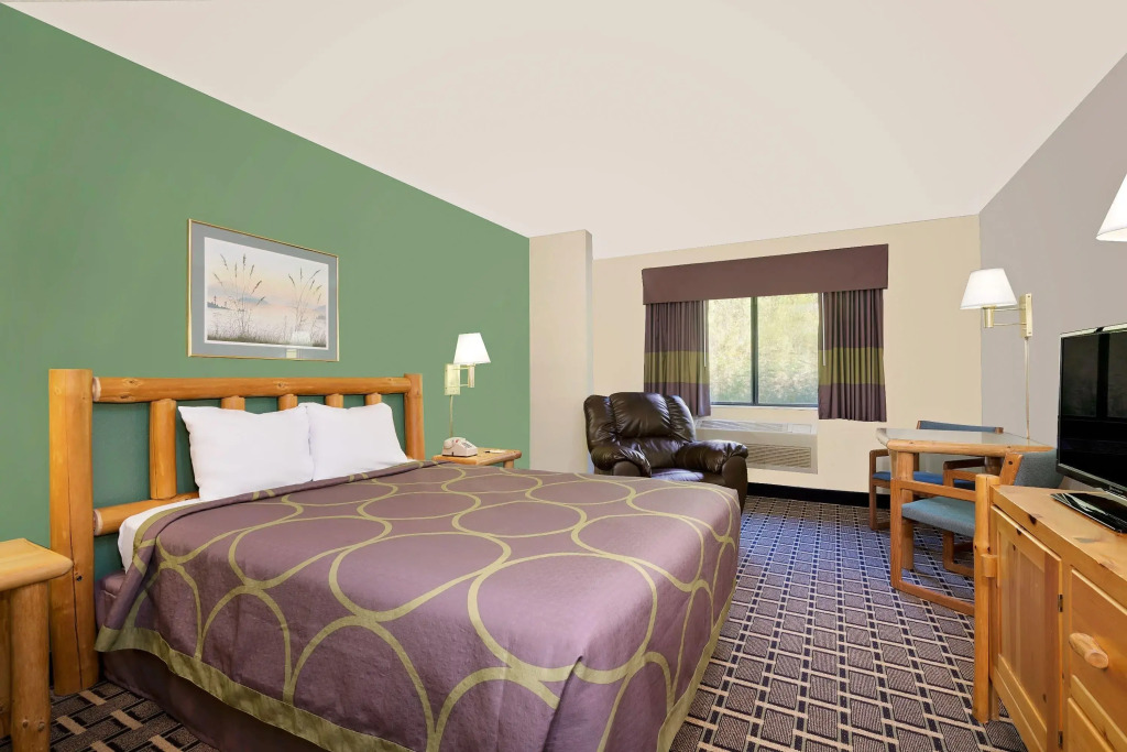 Super 8 by Wyndham Cloquet